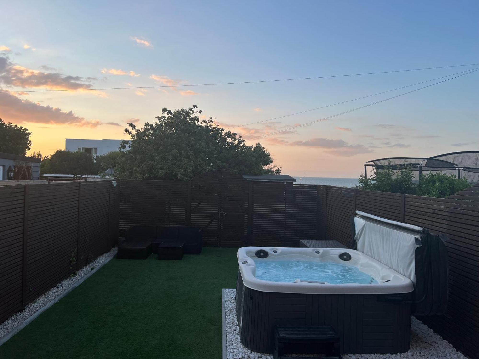 Broadway Beach Home With Hot Tub Herne Bay Extérieur photo